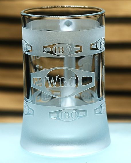 Пивной бокал 670 мл Усик символ непобедимости и воли к победе подарок для фаната бокса кружка с гравировкой