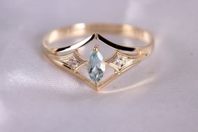 Кольцо из желтого золота с топазом 14.5