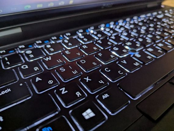 Ультрабук Dell Latitude 5590 / 15.6" (1366x768) TN / Intel Core i5-7300U (2 (4) ядра по 2.6 - 3.5 GHz) / 8 GB DDR4 / 256 GB SSD / Intel HD Graphics 620 / WebCam / HDMI / Windows 10 б/у + Подарок Новая беспроводная мышь USB | Зображення 5