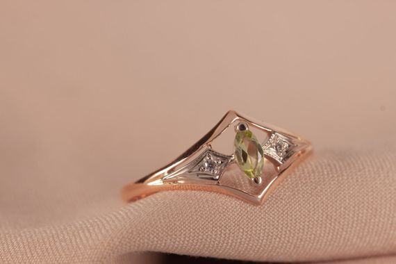 Кольцо из красного и белого золота с хризолитом 19 | Зображення 4