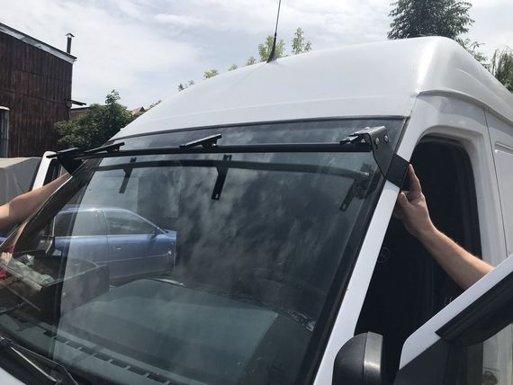 Козырек на лобовое стекло (черный глянец, 5мм) для Volkswagen LT 1998-2024 гг | Зображення 9