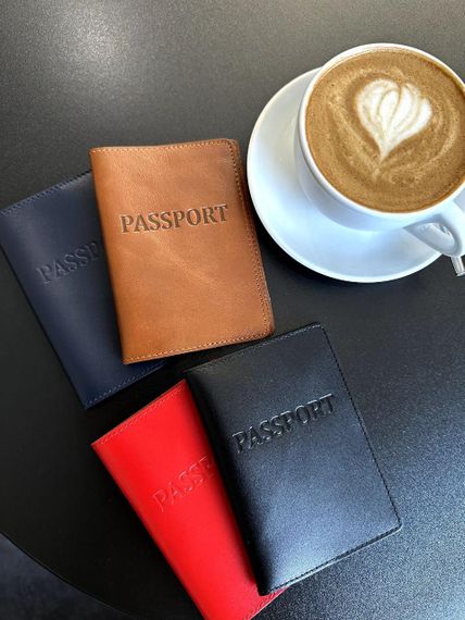 Кожаная обложка для паспорта с надписью