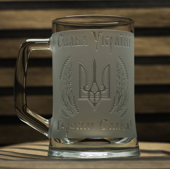 Подарочный бокал для пива с гравировкой 670 мл Слава Украине Героям Слава | Зображення 1