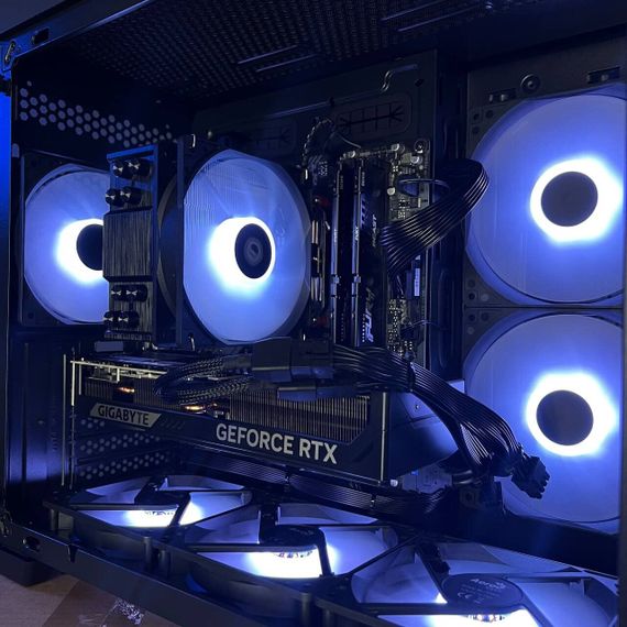 Збірка на замовлення: ігровий ПК AeroCool Dryft Mini Tower / AMD Ryzen 5 7500F (6 (12) ядер по 3,7 - 5,0 ГГц) / 32 ГБ DDR5 / 2000 ГБ SSD M.2 / nVidia GeForce RTX 5070, 12 ГБ GDDR7, 192-bit / 750 Вт | Зображення 3
