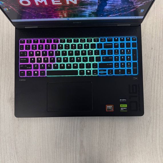 Игровой ноутбук HP Omen MAX 16-ak0047nr / 16" (2560x1600) IPS / AMD Ryzen AI 7 350 (8 (16) ядер по 2.0 - 5.0 GHz) / 16 GB DDR5 / 1000 GB SSD NVMe / nVidia GeForce RTX 5070, 8 GB GDDR7, 128-bit / WebCam б/у | Зображення 2