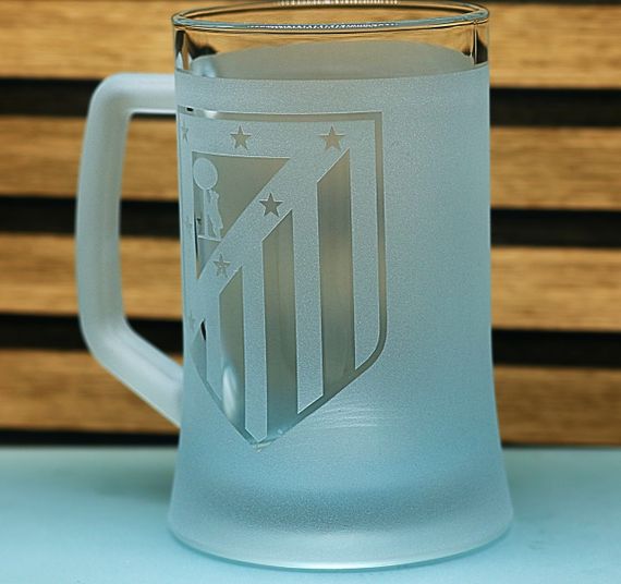 Подарунковий келих з ручкою для пива 670 мл з  гравіюванням лого футбольного клубу ФК Атлетіко | Зображення 2