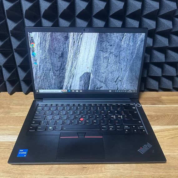 Ультрабук Б-класс Lenovo ThinkPad E14 Gen2 / 14" (1920x1080) IPS / Intel Core i5-1135G7 (4 (8) ядра по 4.2 GHz) / 8 GB DDR4 / 256 GB SSD / Intel Iris Xe Graphics / WebCam б/у | Зображення 1