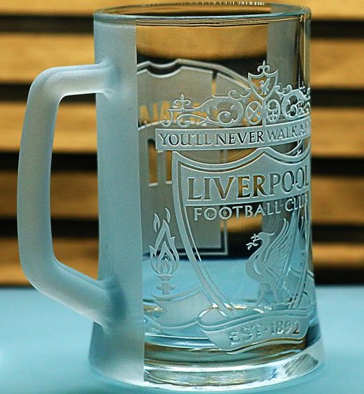 Пивний келих 670 мл Liverpool з гравіюванням подарунок для фаната ФК Ліверпуль футбольний кухоль | Зображення 1