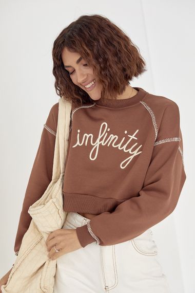 Короткий утепленный свитшот с вышитой надписью Infinity коричневый цвет S | Зображення 4