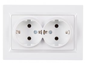 Розетка внутрішня 2-я з заземленням (біла) IP20 Latina Ny95000054