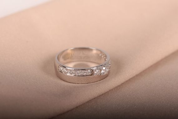 Женское кольцо из белого золота с фианитами | Зображення 3