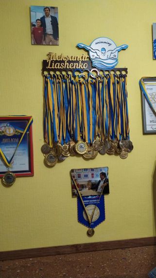 Медальниця плавання , іменна з поличкою, дерев'яна, тримач для медалей, медальниці, Червоний