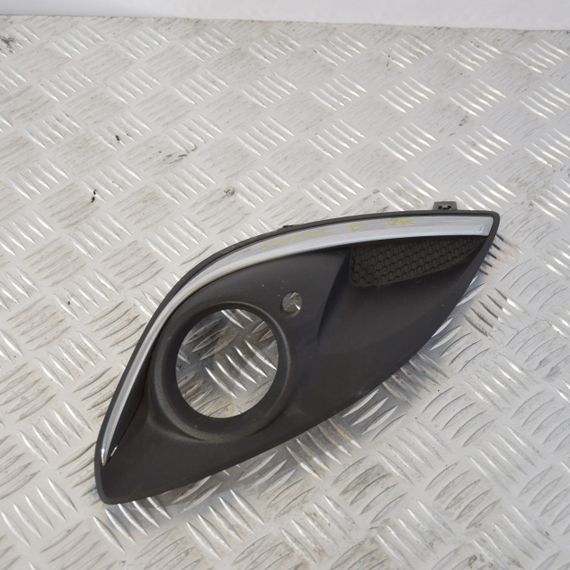 Накладка протитуманної фари права Opel Corsa D 2010-2014 рестайл Решітка правої фари птф Опель 13286026