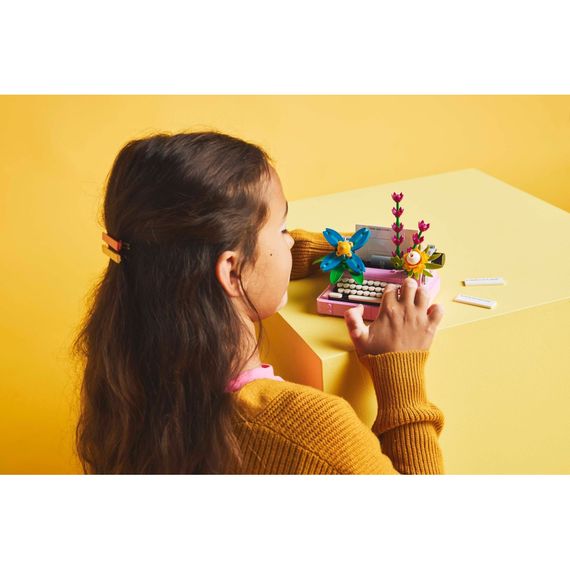 Конструктор LEGO Creator Друкарська машинка з квітами (31169) | Зображення 9