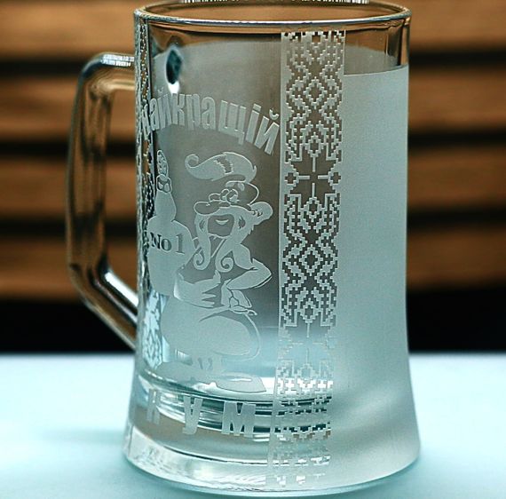 Пивний келих 670 мл Кум з гравіюванням  Кухоль Найкращий кум №1 подарунок для кума українському стилі | Зображення 2