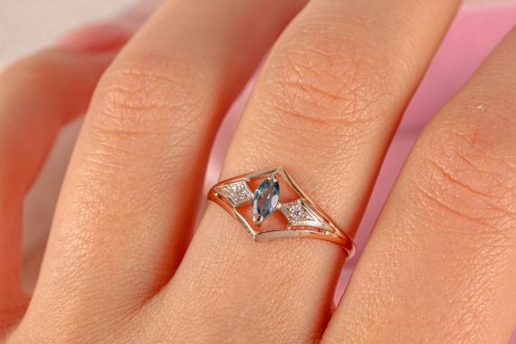 Кольцо из красного и белого золота с топазом 15.5 | Зображення 6