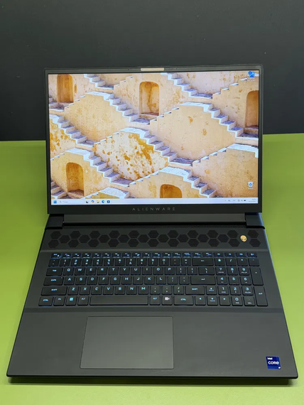 Ігровий ноутбук Dell Alienware m18 R2 / 18" (2560x1600) IPS / Intel Core i9-14900K (24 (32) ядра по 2.4 - 6.0 GHz) / 32 GB DDR5 / 1000 GB SSD / nVidia GeForce RTX 4070, 8 GB GDDR6, 128-bit / WebCam б/в | Зображення 1