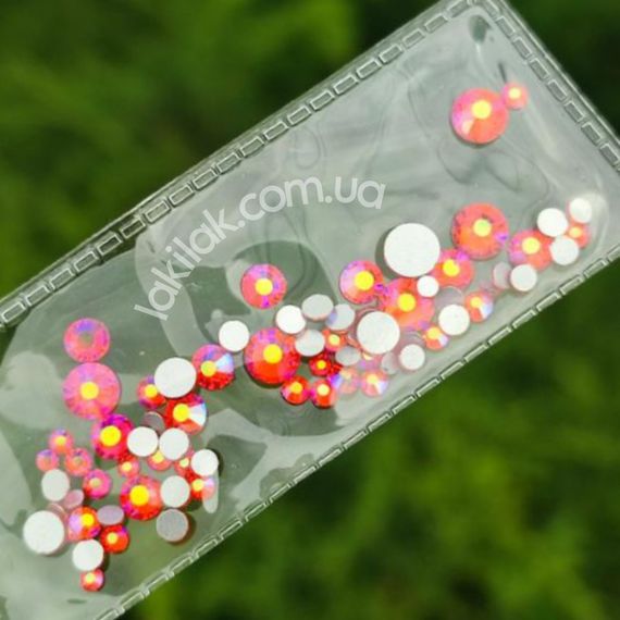 Стекляные стразы №4 (микс размеров) в пакетике