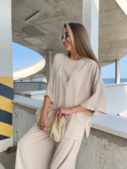 Женский легкий костюм брюки с разрезом и блуза креп-жатка NA2003 цвет бежевый, размер onesize 42/50 | Зображення 1