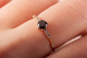 Кольцо из желтого золота с черным камнем 20