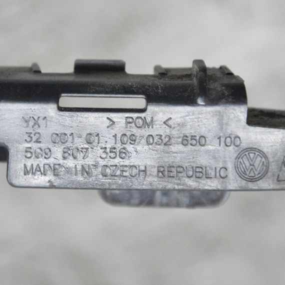 Кронштейн кріплення заднього бампера права Volkswagen Golf VII 2012-2020 універсал Кріплення бампера Фольксваген 5G9807356 | Зображення 2