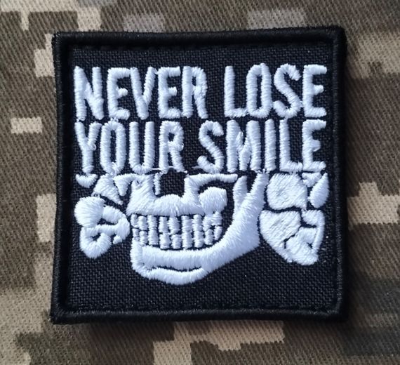 Шеврон Never Lose Your Smile / квадрат (50*50мм)