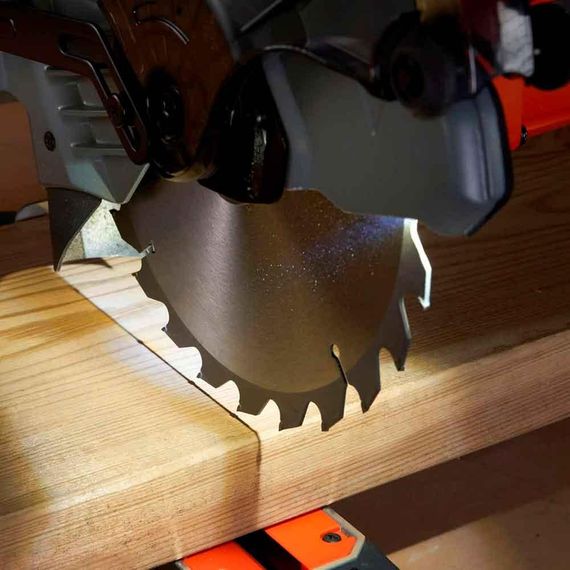 Пила торцювальна мережева BLACK+DECKER BES702 | Зображення 5