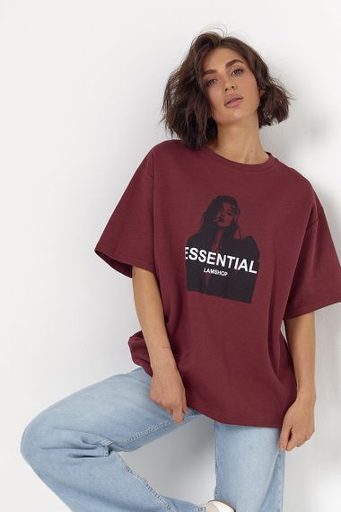 Футболка жіноча oversize з чорно-білим принтом і написом Essential - бордо цвет, ONE SIZE (є розміри) | Зображення 4