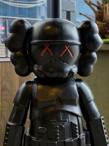 Kaws Star Wars Stormtrooper Black велика колекційна статуетка фігурка 140 см чорний kw008 | Зображення 1