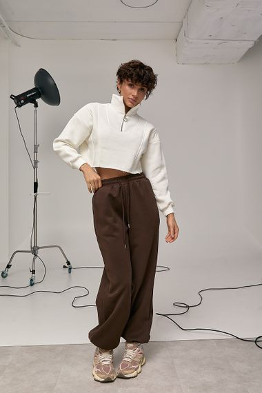 Короткий світшот із декоративними швами та блискавкою на горловині - молочний цвет, L (є розміри) | Зображення 2