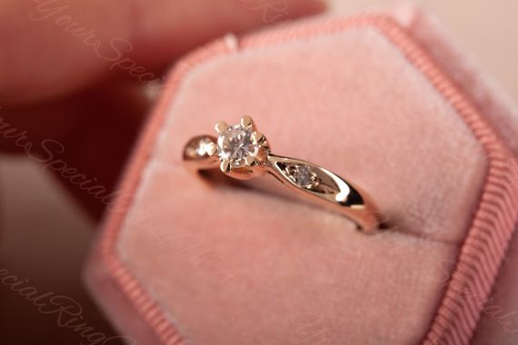 Кольцо из желтого золота с фианитами 17.5