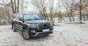 Передня накладка 2016-2025 (Executive 2016) Чорний колір для Toyota Land Cruiser 200 рр