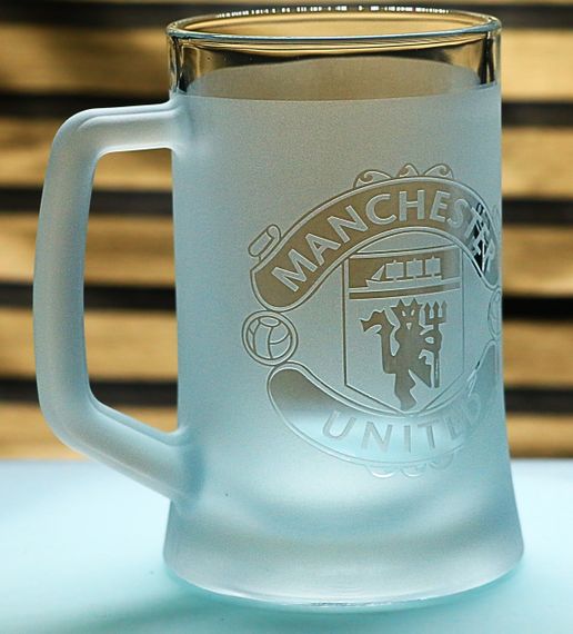 Пивний келих 670 мл ФК Манчестер Юнайтед FC Manchester United з гравіюванням подарунок для фаната ФК  футбольний кухоль | Зображення 1
