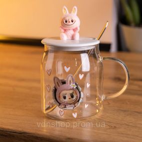 Новогодняя большая стеклянная чашка "Лабуба" с крышкой и ложкой 600 мл, Праздничная кружка чашка для детей на подарок Розовый