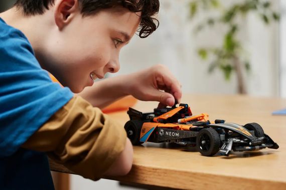 Конструктор LEGO Technic Автомобіль для перегонів NEOM McLaren Formula E 42169 | Зображення 8