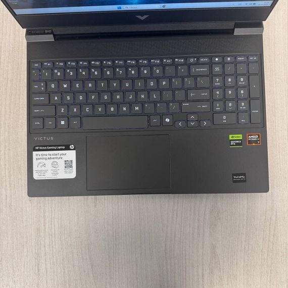 Ігровий ноутбук HP Victus 15-fb3001nr / 15.6" (1920x1080) IPS /  AMD Ryzen Al 7350 (8 (16) ядер по 2.0 - 5.0 GHz)  / 16 GB DDR5 / 512 GB SSD / nVidia GeForce RTX 5060, 8 GB GDDR7, 128-bit / WebCam б/в | Зображення 2