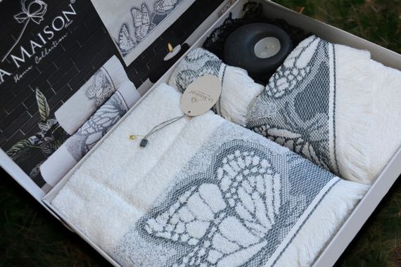 Подарочный набор полотенец La Maison, 3 шт. со свечой Nola Ekru | Зображення 4