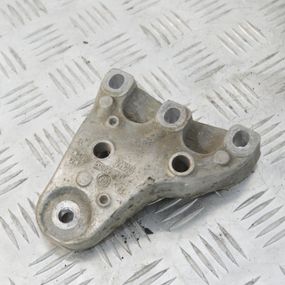 Кронштейн подушки двигуна правий 1.4 Skoda Fabia 1999-2007 Лапа опора мотора права Шкода Фабія 6Q0199185T