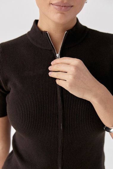 Однотонна футболка в рубчик на блискавці - темно-коричневий цвет, ONE SIZE (є розміри) | Зображення 3