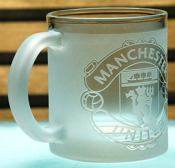 Скляна чашка 320 мл ФК Манчестер Юнайтед FC Manchester United з гравіюванням подарунок    футбольна кружка | Зображення 1