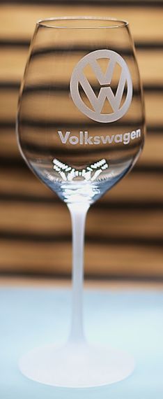 Винный бокал 480мл с гравировкой Volkswagen Volkswagen подарок для автолюбителя стеклянный фужер с логотипом | Зображення 1
