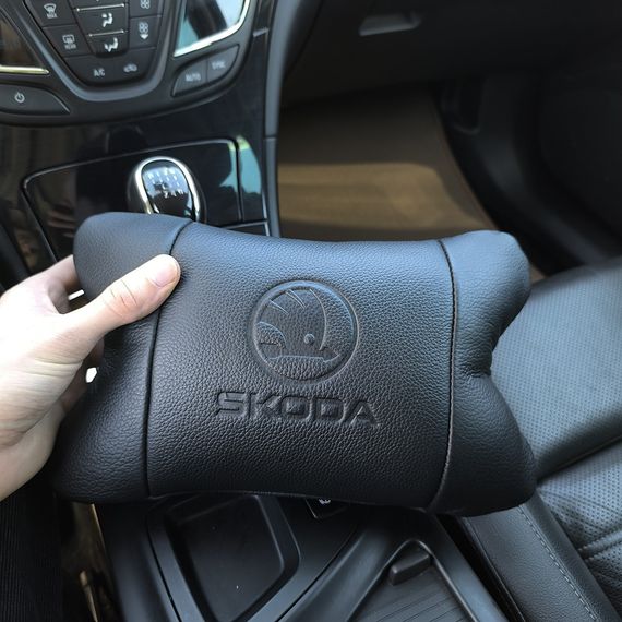 Подарунок водієві Skoda, Автомобільна подушка для шиї з лого, Подушка дорожня для шиї WN-83 | Зображення 2