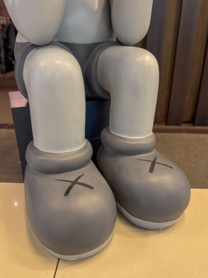 Kaws Companion Passing Through Grey велика колекційна статуетка фігурка 130 см сірий kw006 | Зображення 5