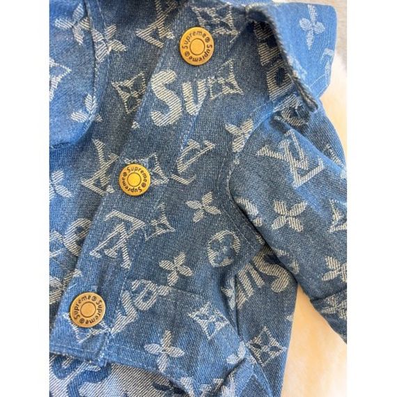 Брендовая джинсовая курточка для собак Louis Vuitton Supreme с белыми логотипами, голубой | Зображення 3