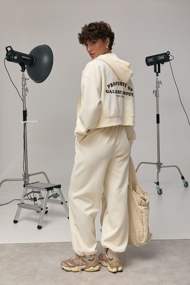 Спортивний костюм вільного фасону з вишитим написом - кремовий цвет, M/L (є розміри) | Зображення 1