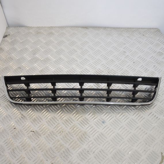 Решітка радіатора Volkswagen Passat B6 2005-2010 Решітка переднього бампера Фольксваген Пассат б6 05322450