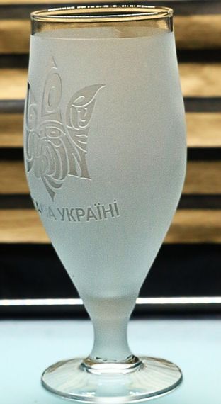 Пивной бокал на ножке 500 мл. Слава Украине с гравировкой Патриотический подарок | Зображення 2