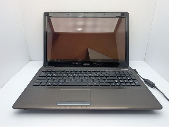 Ноутбук Asus K52N / 15.6" (1366x768) TN / AMD Athlon II P320 (2 ядра по 1.6 GHz) / 8 GB DDR3 / 320 GB HDD / AMD Radeon HD 4200 Graphics / WebCam / DVD-ROM / Без АКБ б/в | Зображення 1