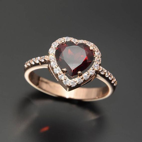 Кольцо из красного золота с гранатом в форме сердца и фианаитами 21.5 | Зображення 2