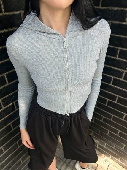 Жіноча укорочена кофта в рубчик на блискавці з капюшоном колір сірий розмір 42/48 HI2717 | Зображення 1
